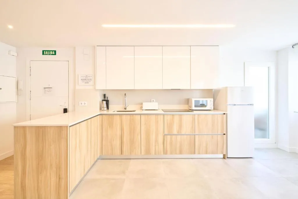 Cocina equipada del apartamento turístico en Plasencia