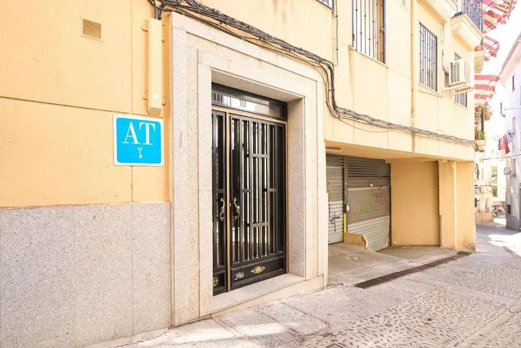 Entrada del edificio de La Brisa del Jerte en Plasencia